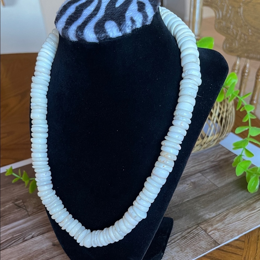 Elegant White Beaded Necklace - Picture 2 of 4